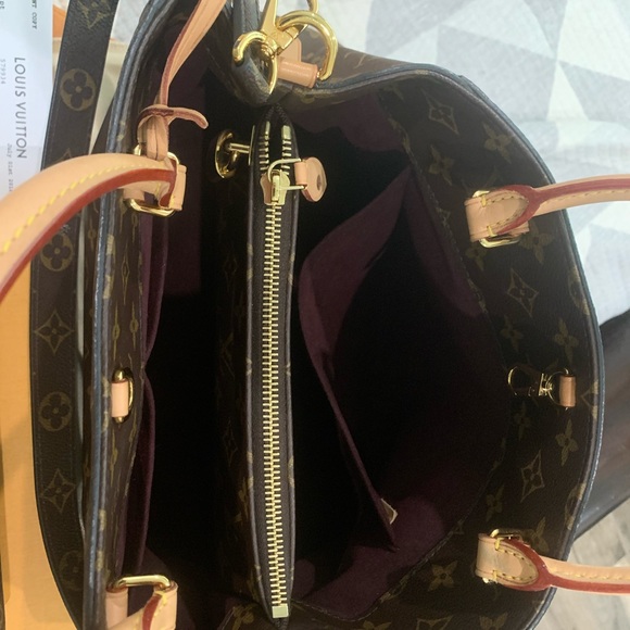 Louis Vuitton - Picture 3 of 3